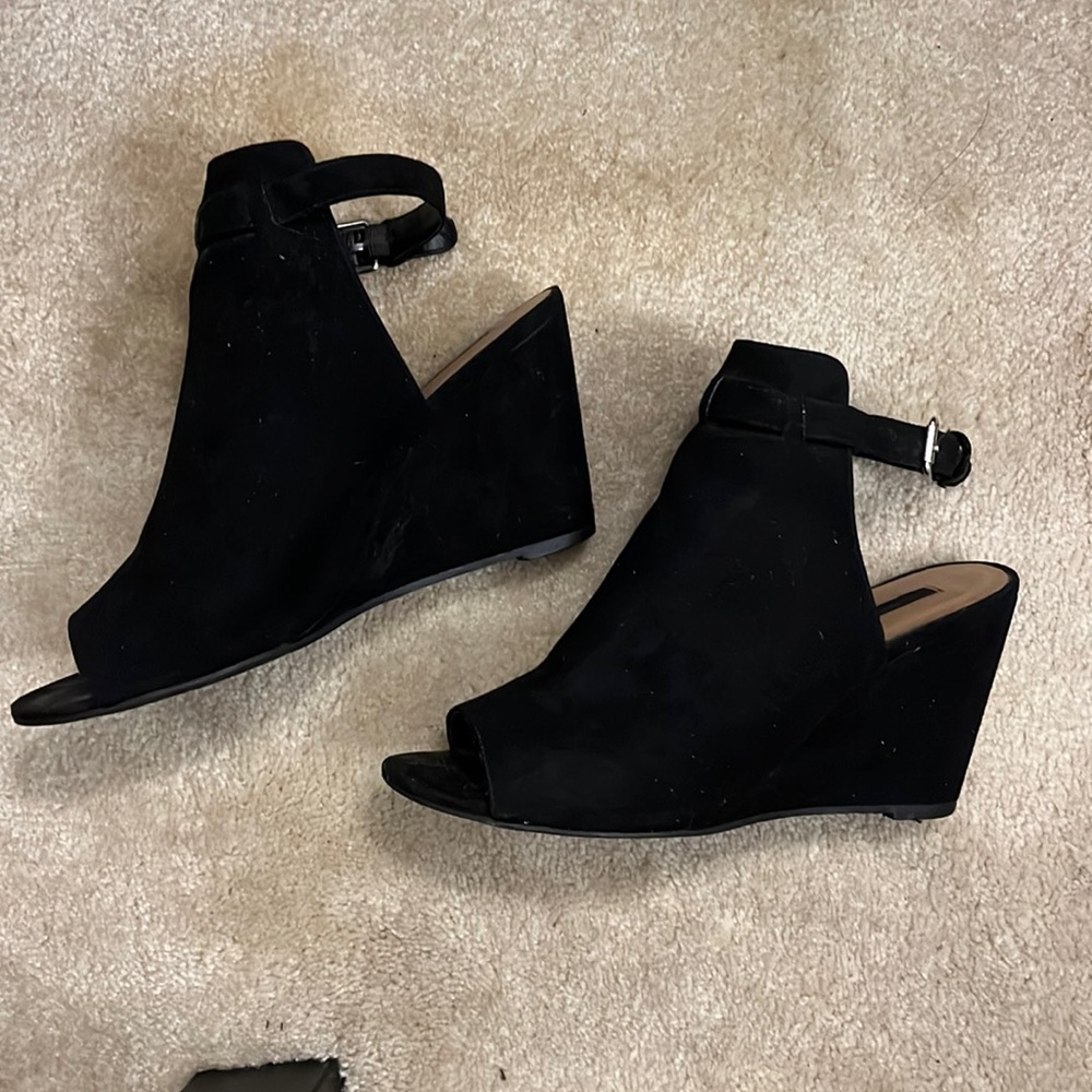 FOREVER 21 Peep-toe black wedge booties